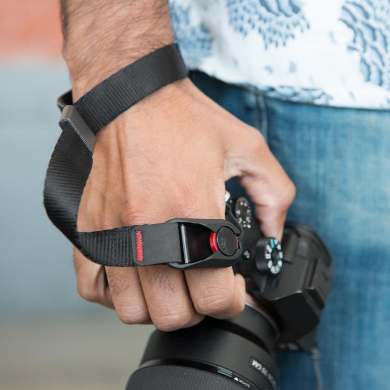Malý, ale zatraceně užitečný. To je Peak Design Cuff